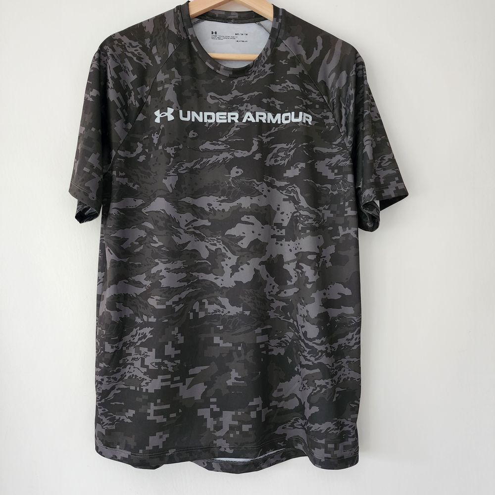 Under Armour Loose gray green camoflauge camo shirt‎ mens size M